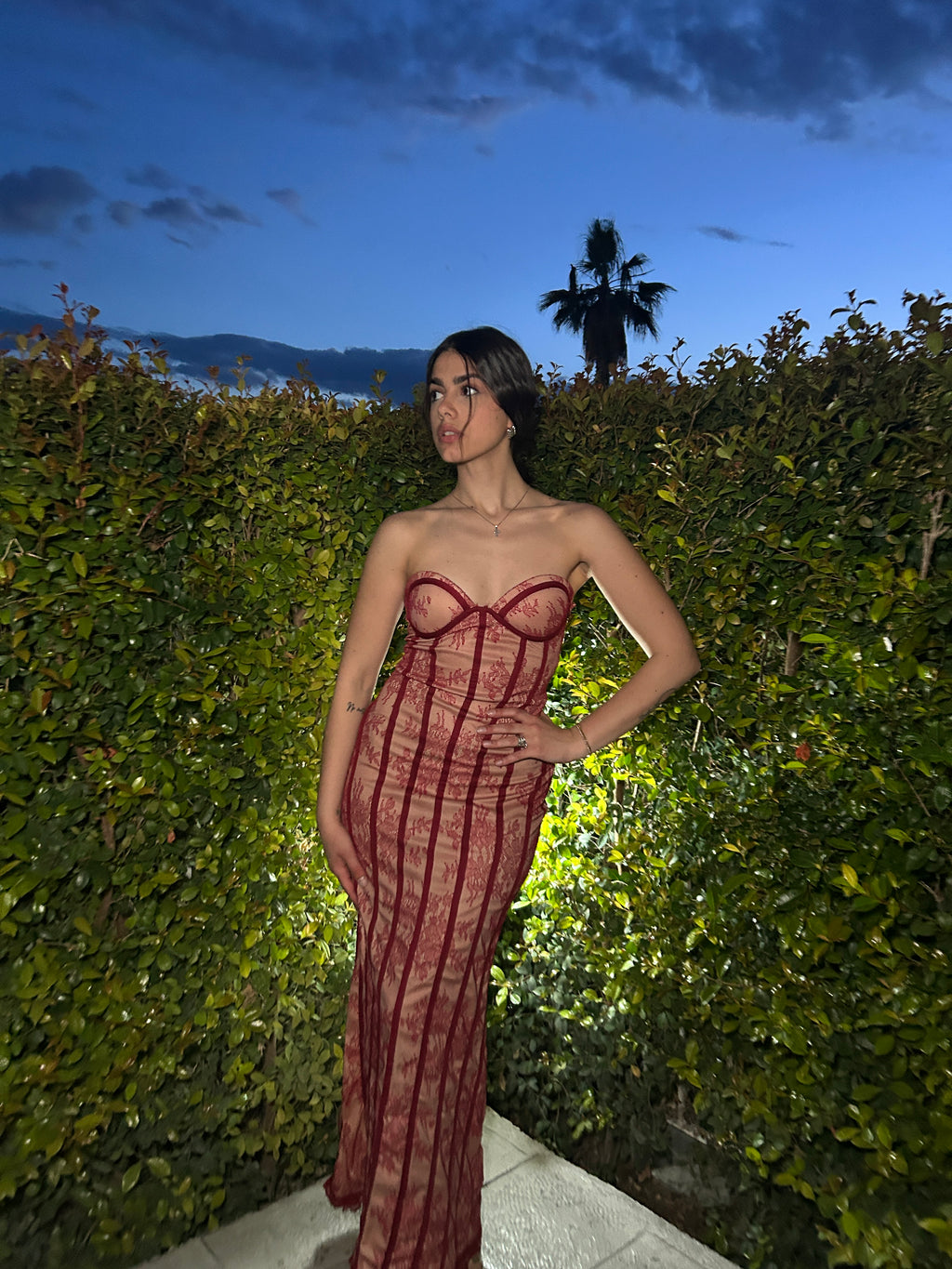 Abito in pizzo bordeaux
