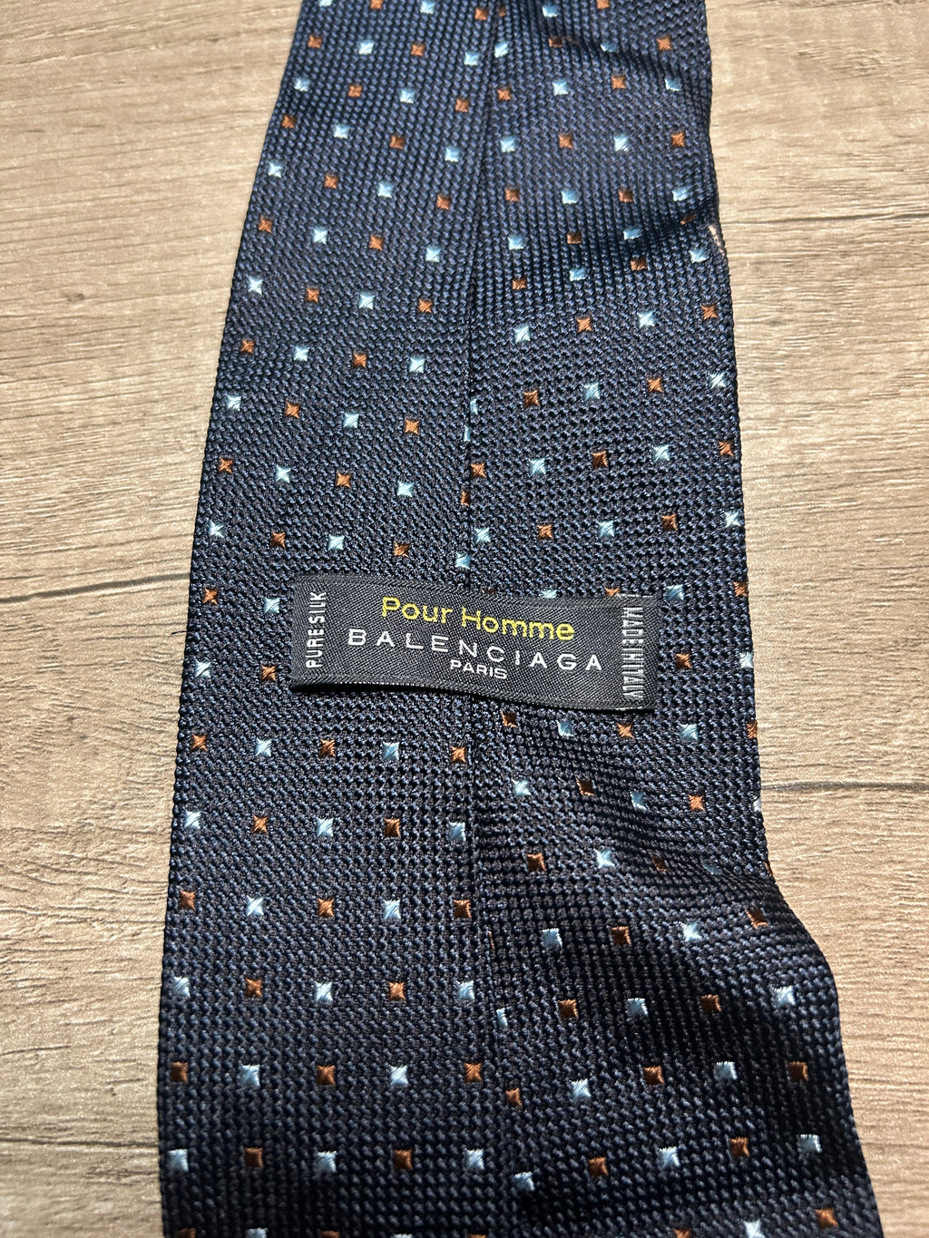 Cravatta Balenciaga custom